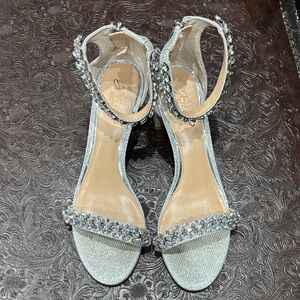 NWOT Jewel Badgley Mischka Silver Embellished Heels